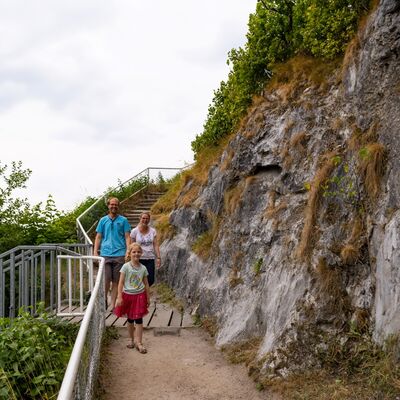 Bild vergrößern: Ein Mann, eine Frau und ein Mdchen gehen auf dem Weg auf dem Kalkberg entlang.